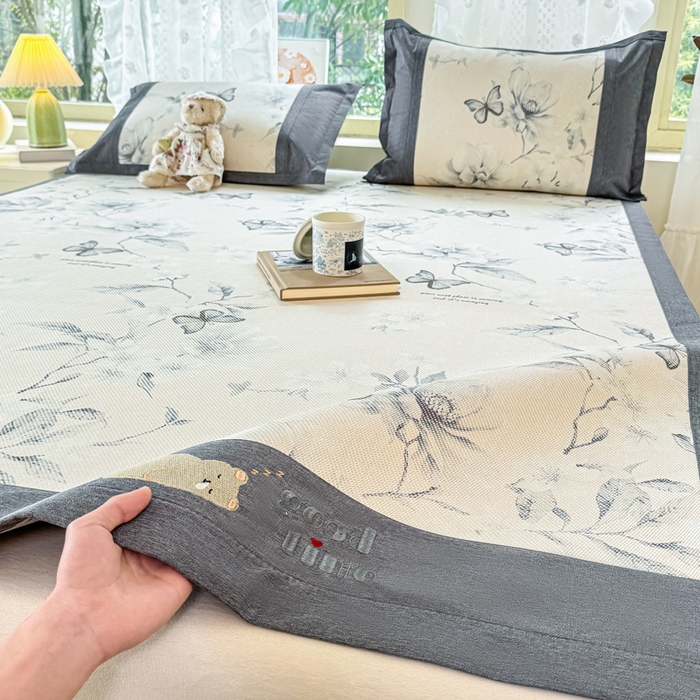 91家纺网 家纺一手货源 找家纺 2025新款A类抗菌数码印花冰藤席 水墨蝶舞