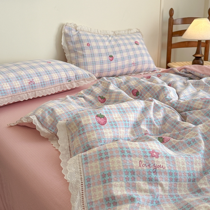 91家纺网 家纺一手货源 找家纺 一霖家纺 2025新款云感双层纱花边款四件套 草莓少女