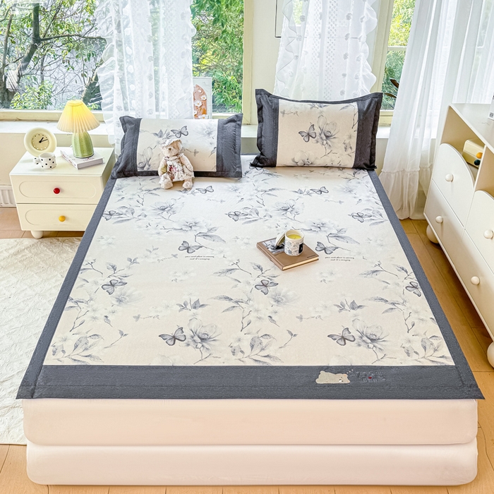 91家纺网 家纺一手货源 找家纺 2025新款A类抗菌数码印花冰藤席 水墨蝶舞