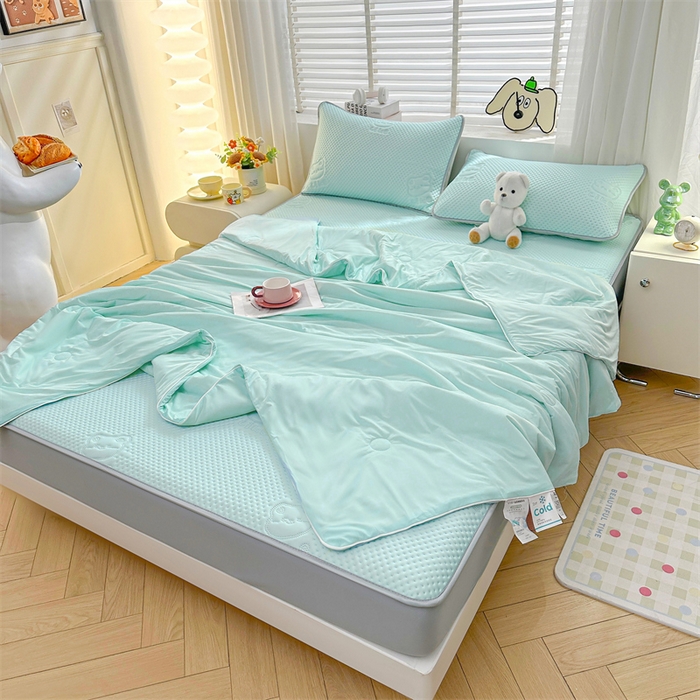 91家纺网 家纺一手货源 找家纺 慕木家纺 2025新款小冰熊凉感冰丝凉席夏被四件套 床笠款 天空蓝