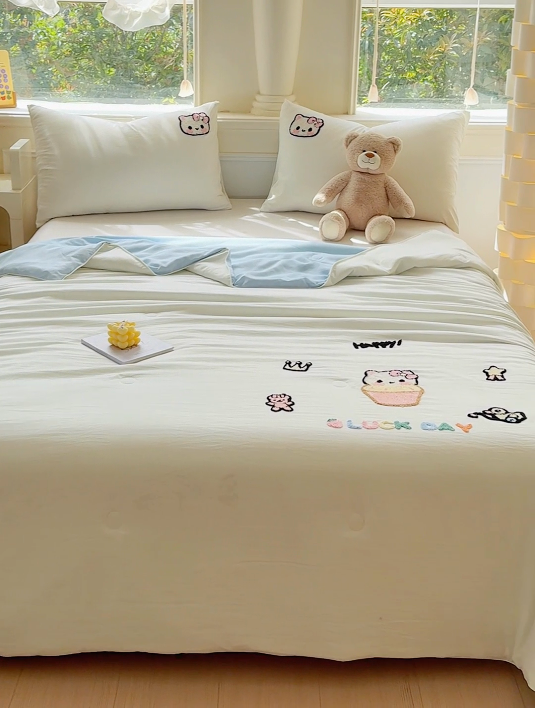 91家纺网 家纺一手货源 找家纺 2025新款水洗棉毛巾绣夏被卡通夏凉被薄被子 蓝白-茶杯猫