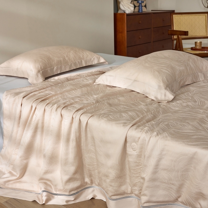 91家纺网 家纺一手货源 找家纺 黛舒家居 2025新款60S兰精天丝精美提花夏被-艾迪斯 艾迪斯-香槟