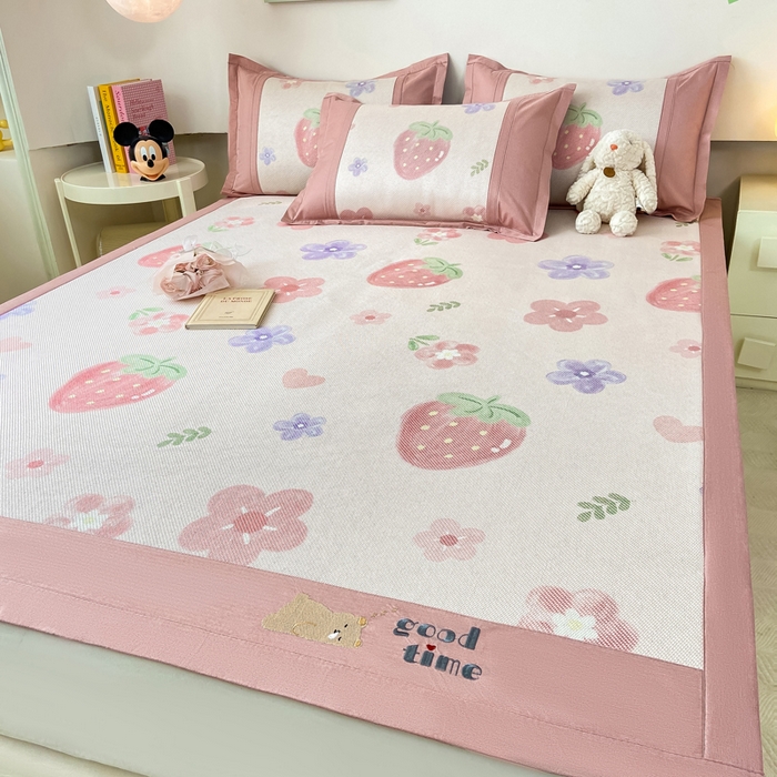 91家纺网 家纺一手货源 找家纺 2025新款A类抗菌数码印花冰藤席 草莓物语