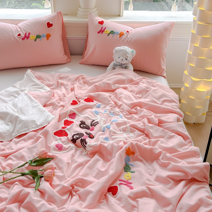 91家纺网 家纺一手货源 找家纺 2025新款水洗棉毛巾绣夏被卡通夏凉被薄被子 粉白-幸运猫