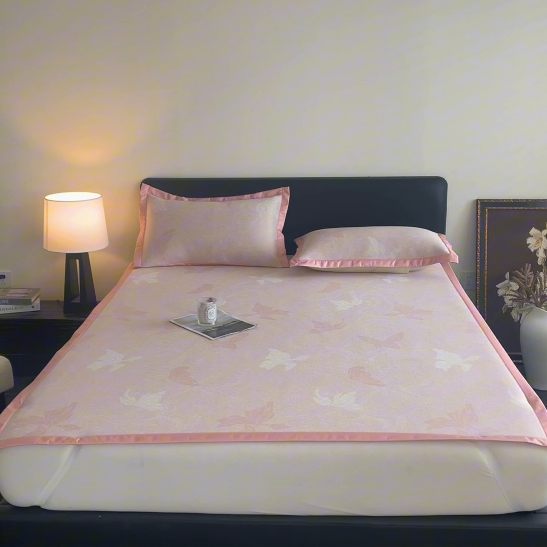 91家纺网 家纺一手货源 找家纺 2025新款A类PE提花凉席-翩翩起舞 翩翩起舞-柔情粉