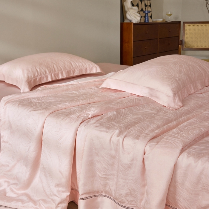 91家纺网 家纺一手货源 找家纺 黛舒家居 2025新款60S兰精天丝精美提花夏被-艾迪斯 艾迪斯-粉