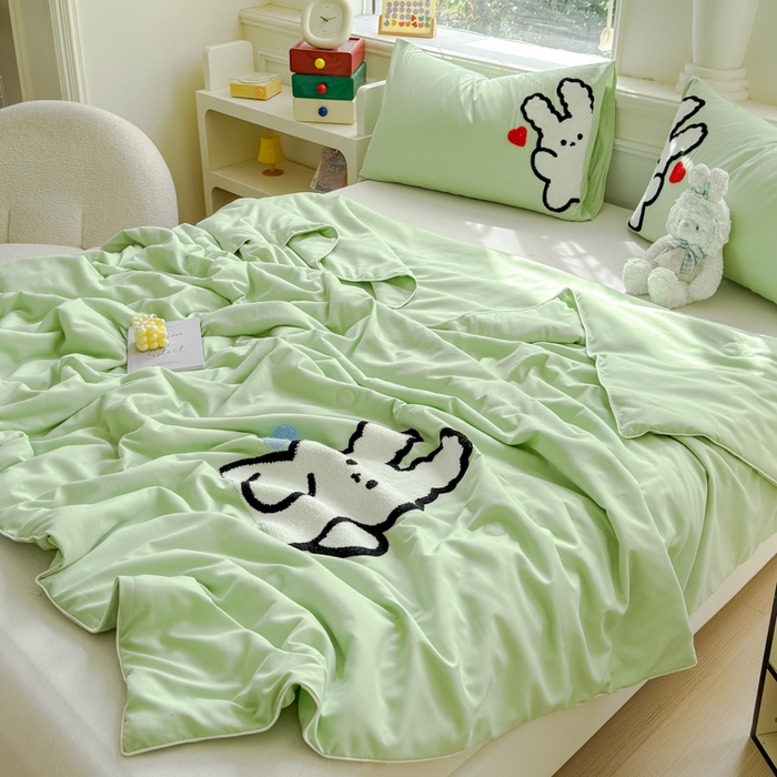 91家纺网 家纺一手货源 找家纺 2025新款水洗棉毛巾绣夏被卡通夏凉被薄被子 草绿-爱心兔