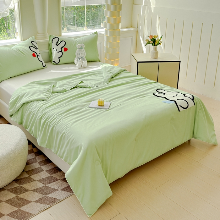 91家纺网 家纺一手货源 找家纺 2025新款水洗棉毛巾绣夏被卡通夏凉被薄被子 草绿-爱心兔