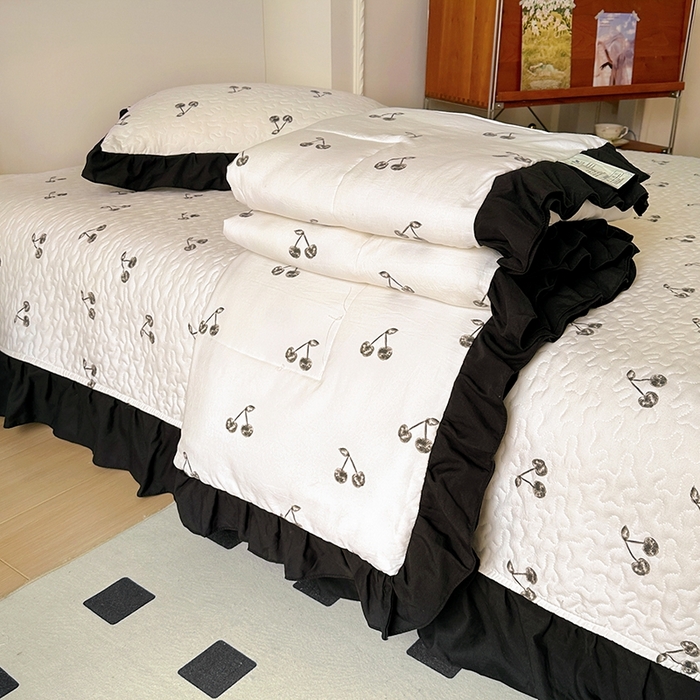 91家纺网 家纺一手货源 找家纺 韩秀 2025新款水洗棉夹棉韩版花边夏被小清新针织棉小碎花皱皱棉双层纱软糯感夏凉被空调被泡泡棉被四季跑量款 大樱桃