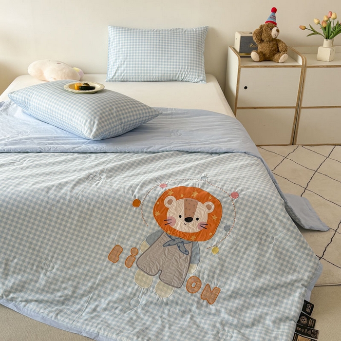 91家纺网 家纺一手货源 找家纺 鸣升家纺  2025新款精梳全棉纯棉绣花夏被夏凉被空调被 熊孩子