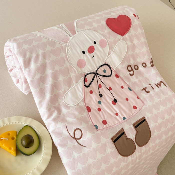 91家纺网 家纺一手货源 找家纺 鸣升家纺  2025新款精梳全棉纯棉绣花夏被夏凉被空调被 爱心兔子