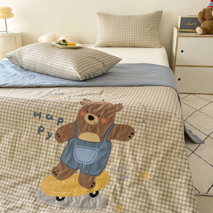 91家纺网 家纺一手货源 找家纺 鸣升家纺  2025新款精梳全棉纯棉绣花夏被夏凉被空调被 滑板熊