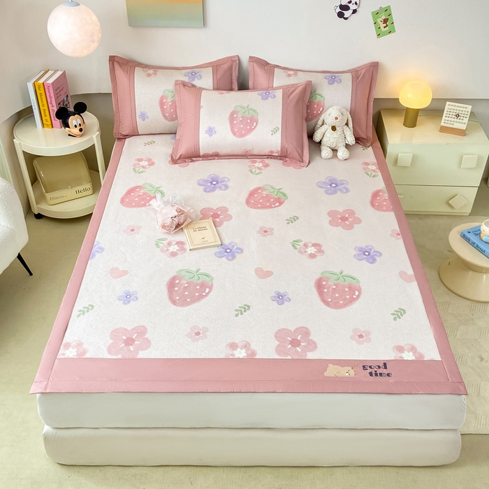 91家纺网 家纺一手货源 找家纺 2025新款A类抗菌数码印花冰藤席 草莓物语