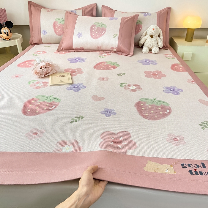 91家纺网 家纺一手货源 找家纺 2025新款A类抗菌数码印花冰藤席 草莓物语