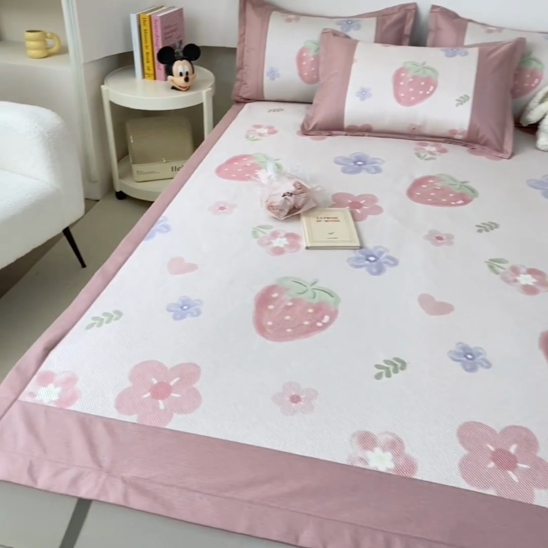 91家纺网 家纺一手货源 找家纺 2025新款A类抗菌数码印花冰藤席 草莓物语