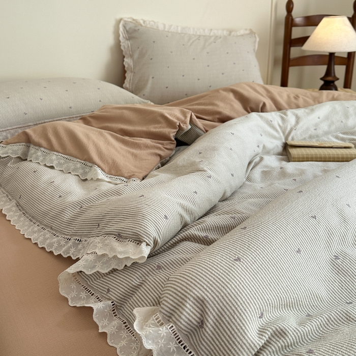 91家纺网 家纺一手货源 找家纺 一霖家纺 2025新款云感双层纱花边款四件套 咖色爱心