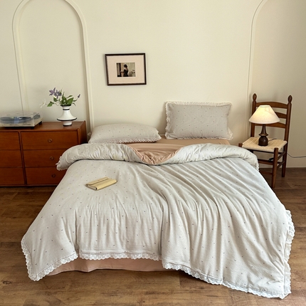 91家纺网 家纺一手货源 找家纺 一霖家纺 2025新款云感双层纱花边款四件套 咖色爱心