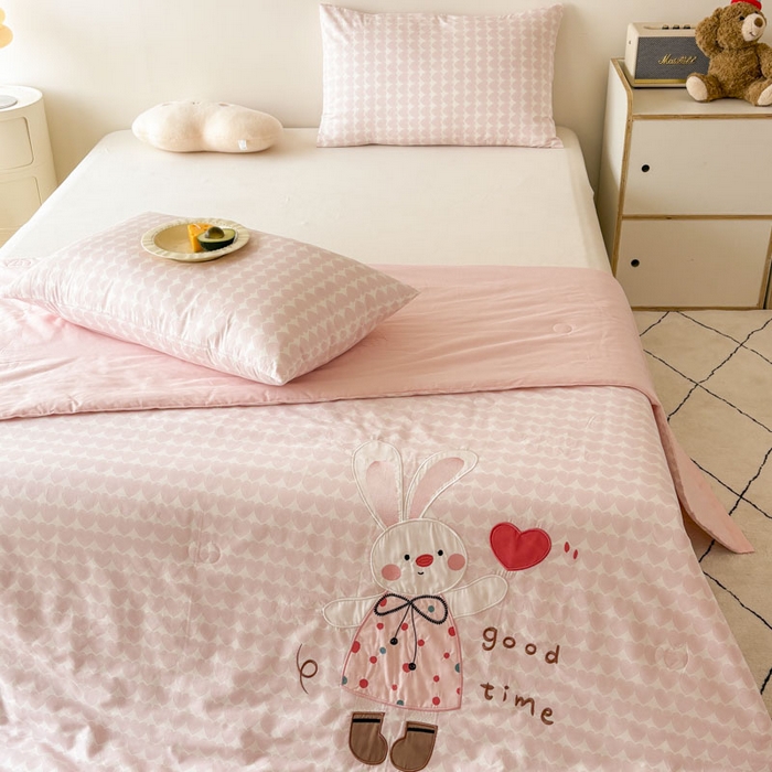 91家纺网 家纺一手货源 找家纺 鸣升家纺  2025新款精梳全棉纯棉绣花夏被夏凉被空调被 爱心兔子