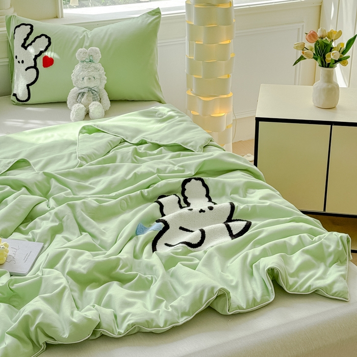 91家纺网 家纺一手货源 找家纺 2025新款水洗棉毛巾绣夏被卡通夏凉被薄被子 草绿-爱心兔