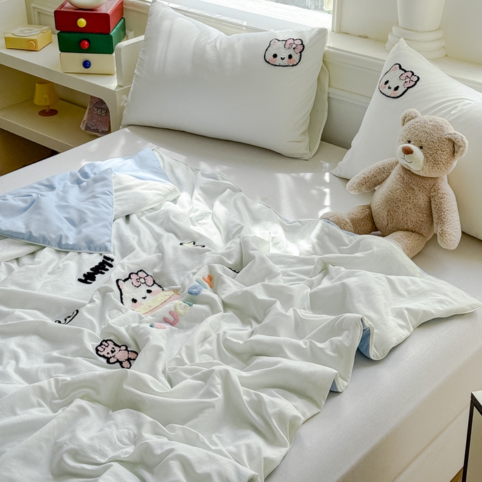 91家纺网 家纺一手货源 找家纺 2025新款水洗棉毛巾绣夏被卡通夏凉被薄被子 蓝白-茶杯猫