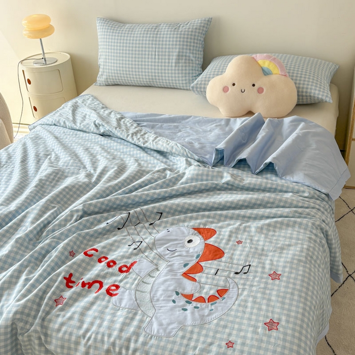 91家纺网 家纺一手货源 找家纺 鸣升家纺  2025新款精梳全棉纯棉绣花夏被夏凉被空调被 音乐恐龙