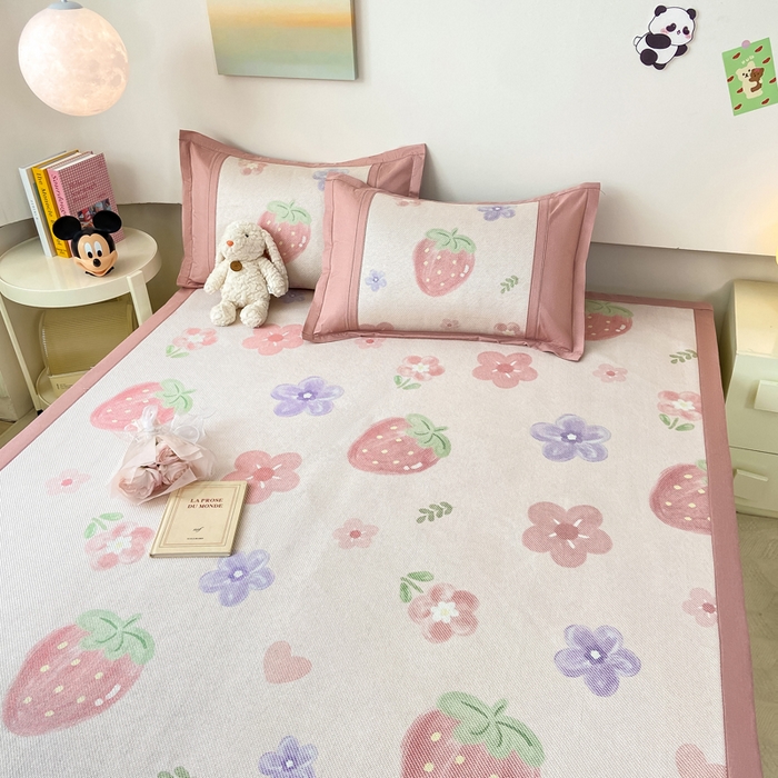 91家纺网 家纺一手货源 找家纺 2025新款A类抗菌数码印花冰藤席 草莓物语