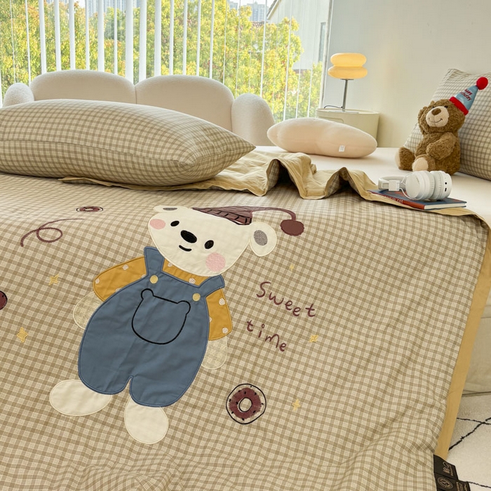 91家纺网 家纺一手货源 找家纺 鸣升家纺  2025新款精梳全棉纯棉绣花夏被夏凉被空调被 熊可爱