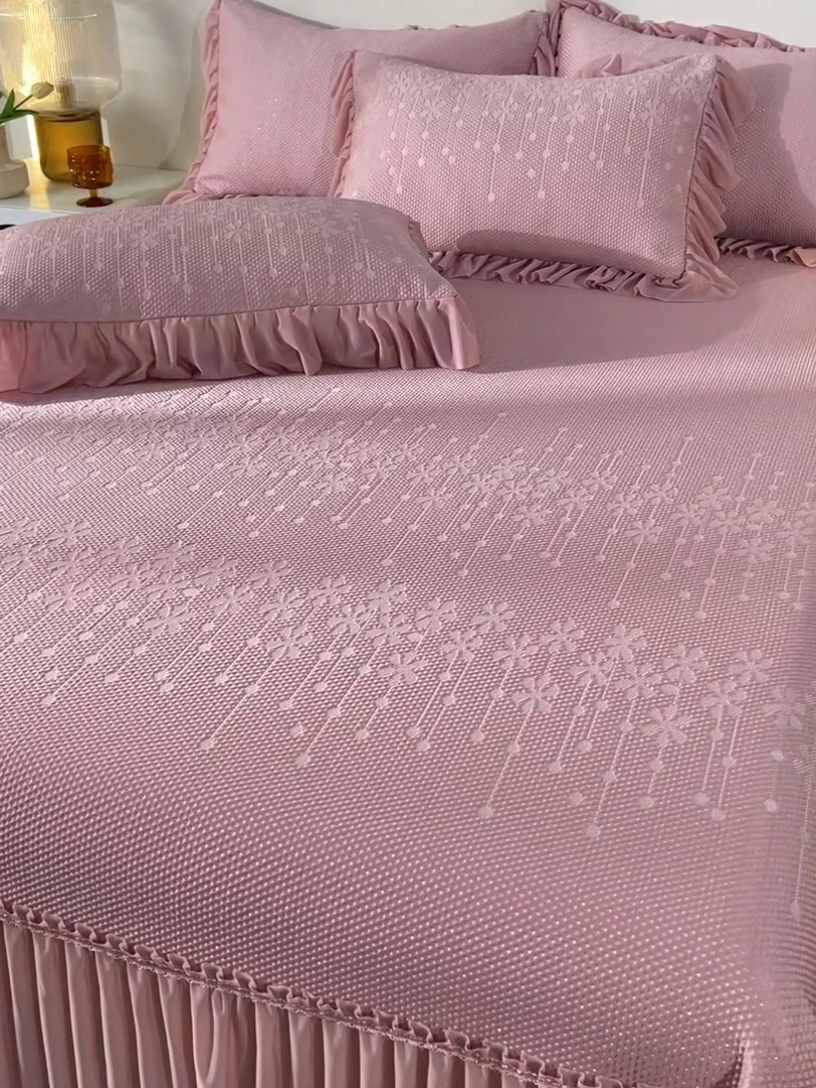 91家纺网 家纺一手货源 找家纺 畅畅家纺 2025新款立体提花凉豆豆席床裙款凉席 幸运草-粉