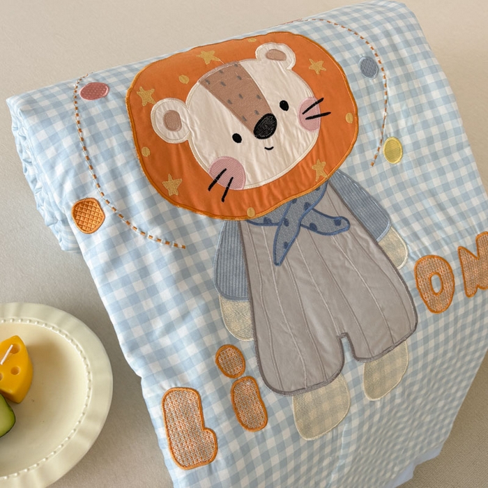 91家纺网 家纺一手货源 找家纺 鸣升家纺  2025新款精梳全棉纯棉绣花夏被夏凉被空调被 熊孩子