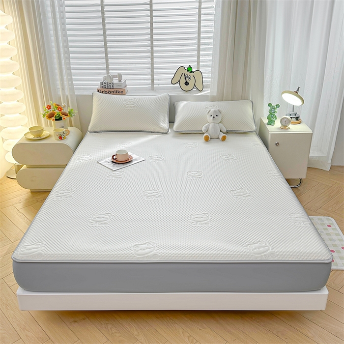 91家纺网 家纺一手货源 找家纺 慕木家纺 2025新款小冰熊凉感冰丝凉席夏被四件套 床笠款 奶昔白