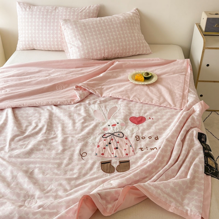 91家纺网 家纺一手货源 找家纺 鸣升家纺  2025新款精梳全棉纯棉绣花夏被夏凉被空调被 爱心兔子