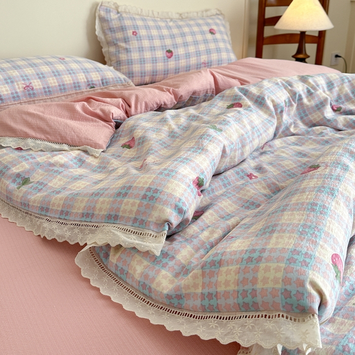 91家纺网 家纺一手货源 找家纺 一霖家纺 2025新款云感双层纱花边款四件套 草莓少女