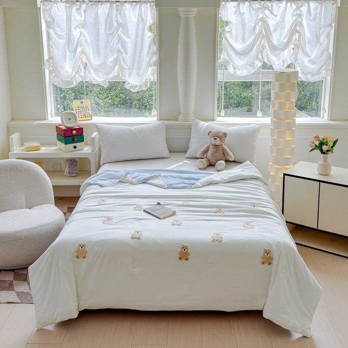 91家纺网 家纺一手货源 找家纺 2025新款水洗棉毛巾绣夏被卡通夏凉被薄被子 蓝白-可爱熊