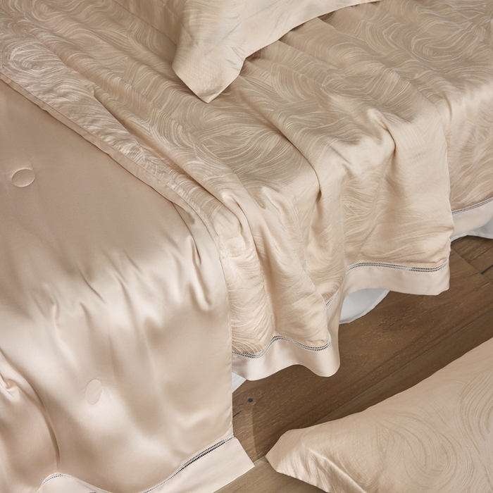 91家纺网 家纺一手货源 找家纺 黛舒家居 2025新款60S兰精天丝精美提花夏被-艾迪斯 艾迪斯-香槟