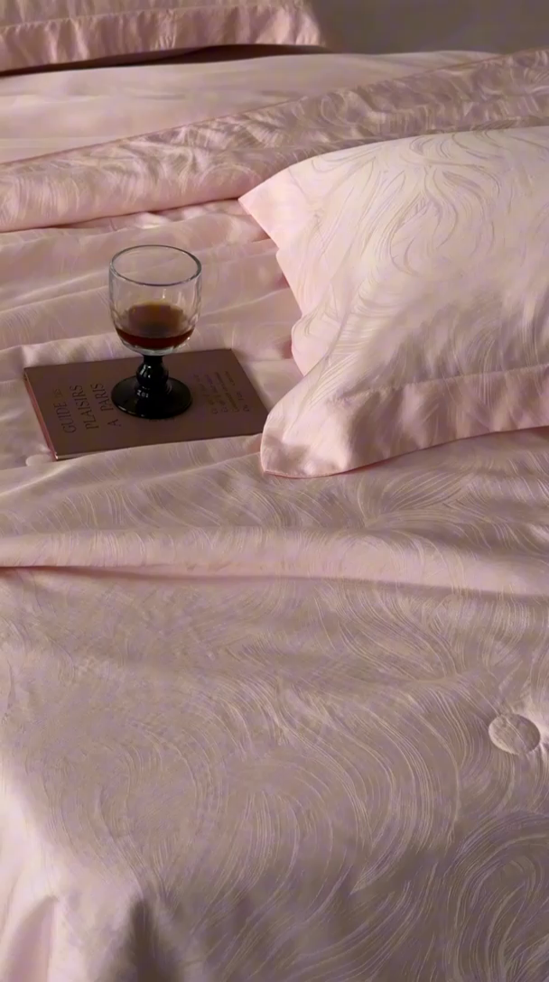 91家纺网 家纺一手货源 找家纺 黛舒家居 2025新款60S兰精天丝精美提花夏被-艾迪斯 艾迪斯-粉