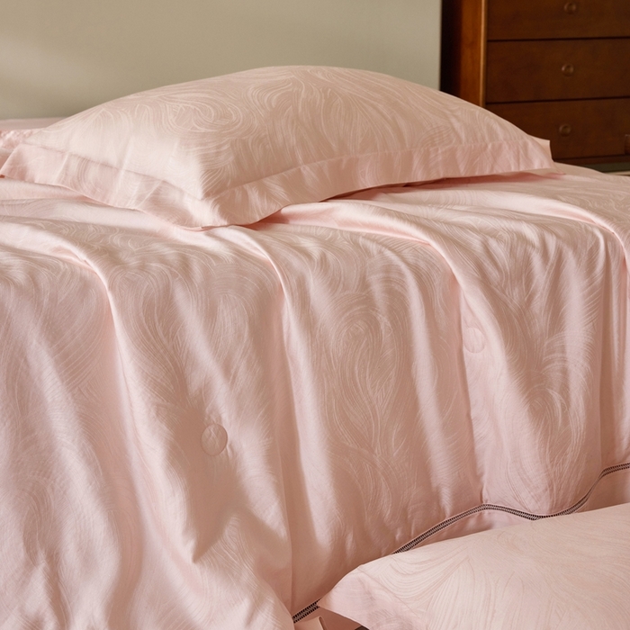 91家纺网 家纺一手货源 找家纺 黛舒家居 2025新款60S兰精天丝精美提花夏被-艾迪斯 艾迪斯-粉