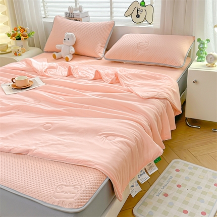 91家纺网 家纺一手货源 找家纺 （总）慕木家纺 2025新款小冰熊凉感冰丝凉席夏被四件套 床笠款