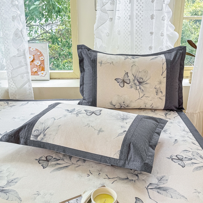 91家纺网 家纺一手货源 找家纺 2025新款A类抗菌数码印花冰藤席 水墨蝶舞