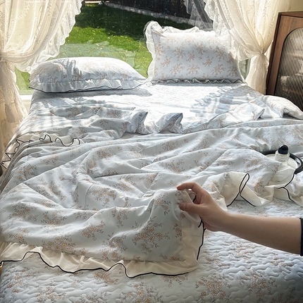 91家纺网 家纺一手货源 找家纺 （总）韩秀 2025水洗棉夏被四件套夹棉韩版花边夏被小清新针织棉小碎花皱皱棉双层纱软糯感夏凉被空调被泡泡纱双层纱被子四季跑量款