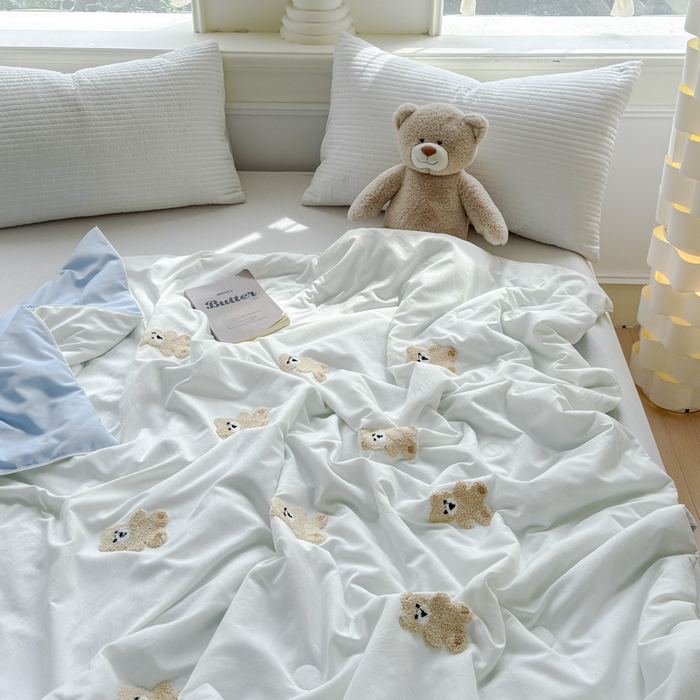 91家纺网 家纺一手货源 找家纺 2025新款水洗棉毛巾绣夏被卡通夏凉被薄被子 蓝白-可爱熊