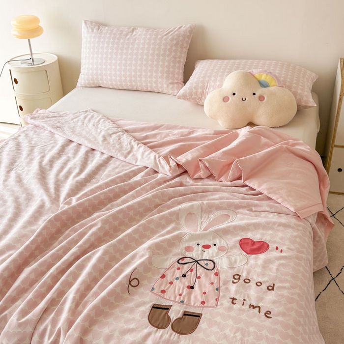 91家纺网 家纺一手货源 找家纺 鸣升家纺  2025新款精梳全棉纯棉绣花夏被夏凉被空调被 爱心兔子