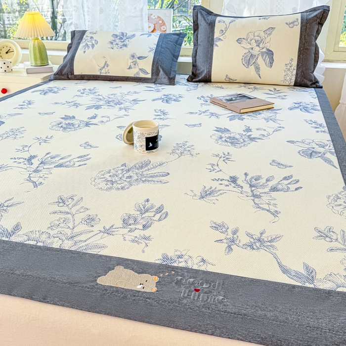 91家纺网 家纺一手货源 找家纺 2025新款A类抗菌数码印花冰藤席 青花郁