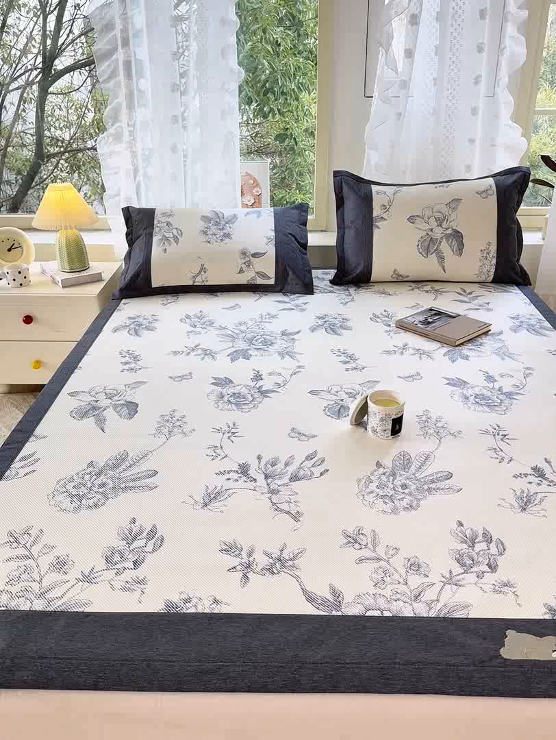 91家纺网 家纺一手货源 找家纺 2025新款A类抗菌数码印花冰藤席 水墨蝶舞