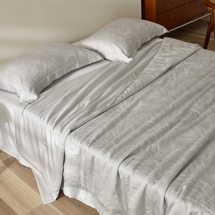 91家纺网 家纺一手货源 找家纺 黛舒家居 2025新款60S兰精天丝精美提花夏被-艾迪斯 艾迪斯-灰