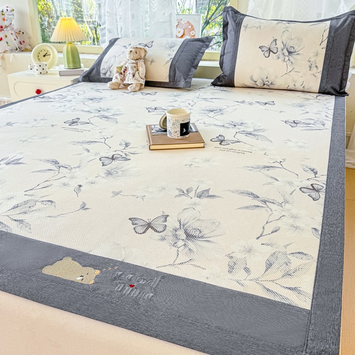 91家纺网 家纺一手货源 找家纺 2025新款A类抗菌数码印花冰藤席 水墨蝶舞