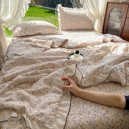 91家纺网 家纺一手货源 找家纺 （总）韩秀 2025水洗棉夏被四件套夹棉韩版花边夏被小清新针织棉小碎花皱皱棉双层纱软糯感夏凉被空调被泡泡纱双层纱被子四季跑量款