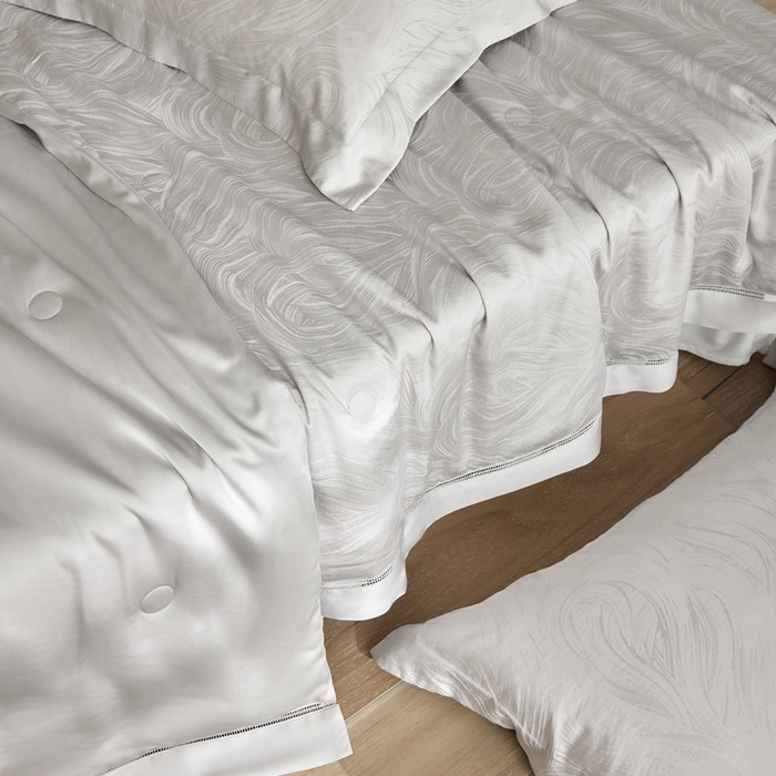 91家纺网 家纺一手货源 找家纺 黛舒家居 2025新款60S兰精天丝精美提花夏被-艾迪斯 艾迪斯-灰