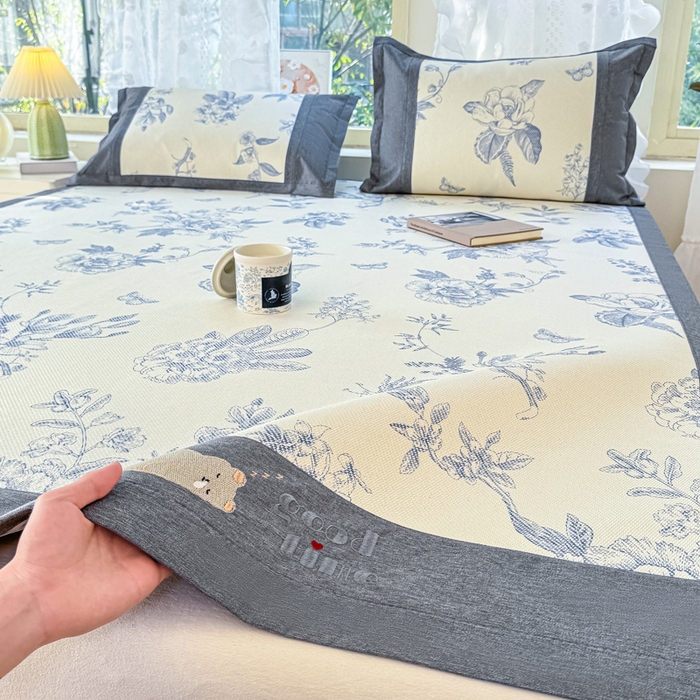 91家纺网 家纺一手货源 找家纺 2025新款A类抗菌数码印花冰藤席 青花郁