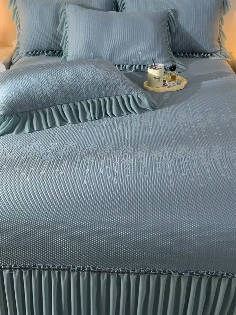 91家纺网 家纺一手货源 找家纺 畅畅家纺 2025新款立体提花凉豆豆席床裙款凉席 幸运草-蓝