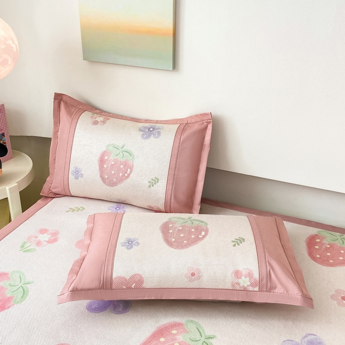 91家纺网 家纺一手货源 找家纺 2025新款A类抗菌数码印花冰藤席 草莓物语